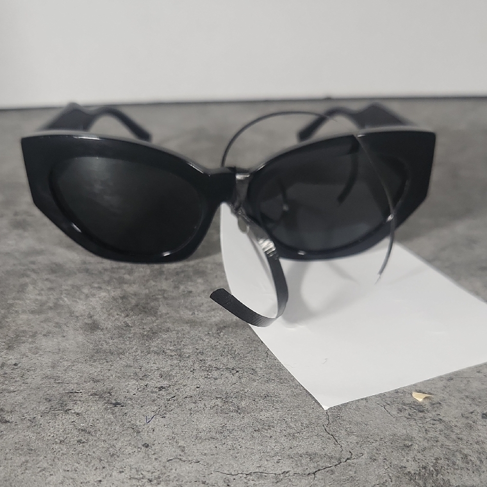 Chic Black Cat-Eye Sunglasses